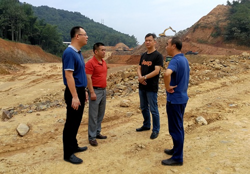 住建局领导现场指挥项目建设事情.jpg 住建局领导现场指挥项目建设事情.jpg