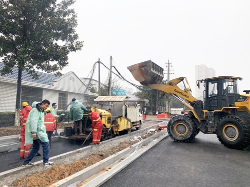 桐梓坡路提质革新项目三工区非机动车道沥青摊铺.jpg 桐梓坡路提质革新项目三工区非机动车道沥青摊铺.jpg